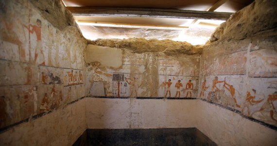 Archeolodzy w Egipcie odkryli w pobliżu słynnych piramid na równinie Giza grobowiec liczący sobie ok. 4400 lat - poinformowało ministerstwo ds. zabytków starożytności. Grobowiec zdobią malowidła ścienne przedstawiające kapłankę Hetpet.