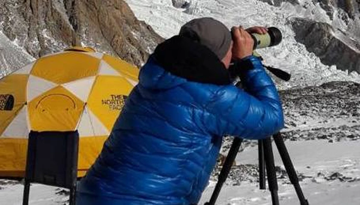 Rano, przy słonecznej pogodzie, kolejny zespół Denis Urubko i Marcin Kaczkan rozpoczął wspinaczkę do obozu pierwszego założonego na wysokości 5950 m - przekazał kierownik narodowej wyprawy na niezdobyty zimą szczyt w Karakorum K2 (8611 m) Krzysztof Wielicki. Kilka godzin później himalaiści dotarli do obozu pierwszego.