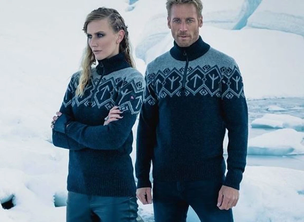 Zespół norweskich alpejczyków odmówił noszenia oficjalnych strojów olimpijskich. Powodem jest wzór na swetrach. Projektant, chcąc nawiązać do wikińskich korzeni Norwegów, umieścił na nich runy. Jedna z nich – strzałka zwrócony do góry – symbolizuje nordyckiego boga Tyra. Problem w tym, że symbol ten jest używany przez środowiska neonazistowskie. 