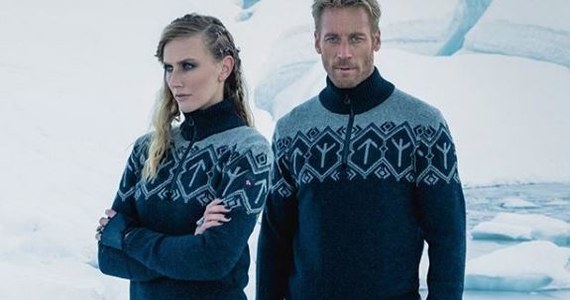 Zespół norweskich alpejczyków odmówił noszenia oficjalnych strojów olimpijskich. Powodem jest wzór na swetrach. Projektant, chcąc nawiązać do wikińskich korzeni Norwegów, umieścił na nich runy. Jedna z nich – strzałka zwrócony do góry – symbolizuje nordyckiego boga Tyra. Problem w tym, że symbol ten jest używany przez środowiska neonazistowskie. 