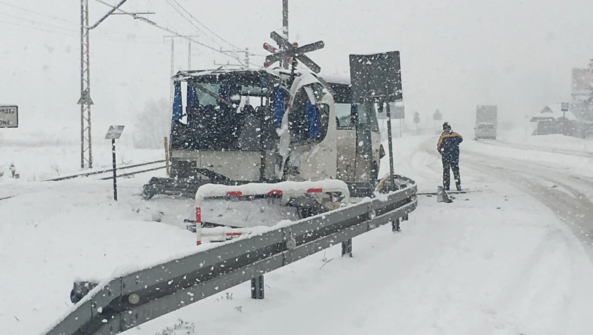 W Szaflarach na Podhalu bus zderzył się z pociągiem. Nikomu nic się nie stało.

