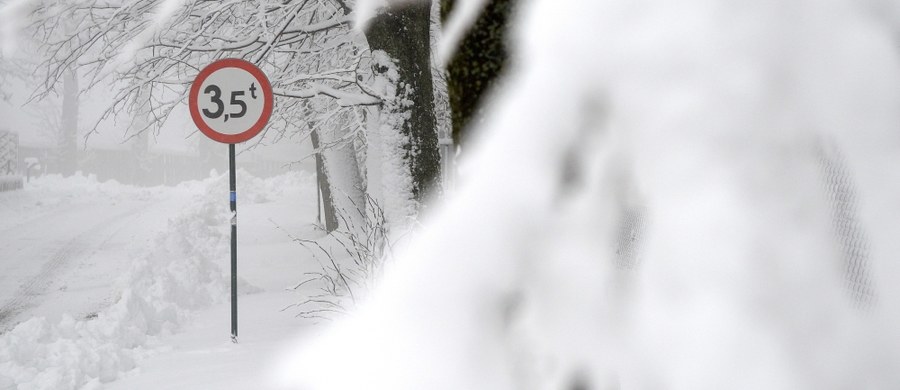 Trudne warunki na drogach Podbeskidzia. Mocno sypie śnieg. Spadło już kilkanaście centymetrów białego puchu. 