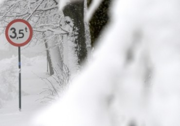 Fatalne warunki do jazdy na Podbeskidziu. Spadło kilkanaście centymetrów śniegu