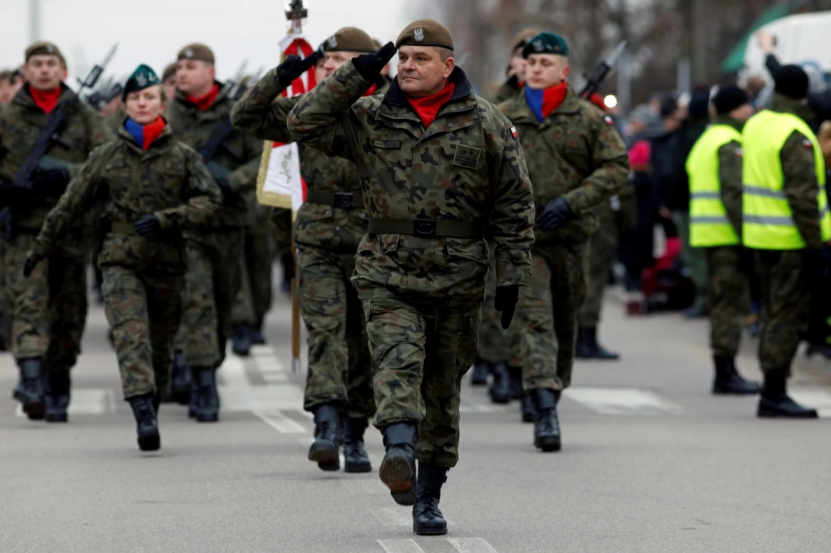 Zadaniem żołnierzy Wojsk Obrony Terytorialnej jest służenie Polsce, Polakom oraz wspieranie społeczności lokalnej - mówił minister obrony narodowej Mariusz Błaszczak w Siemiatyczach (Podlaskie), gdzie odbyła się przysięga ochotników do 1. Podlaskiej Brygady Obrony Terytorialnej.