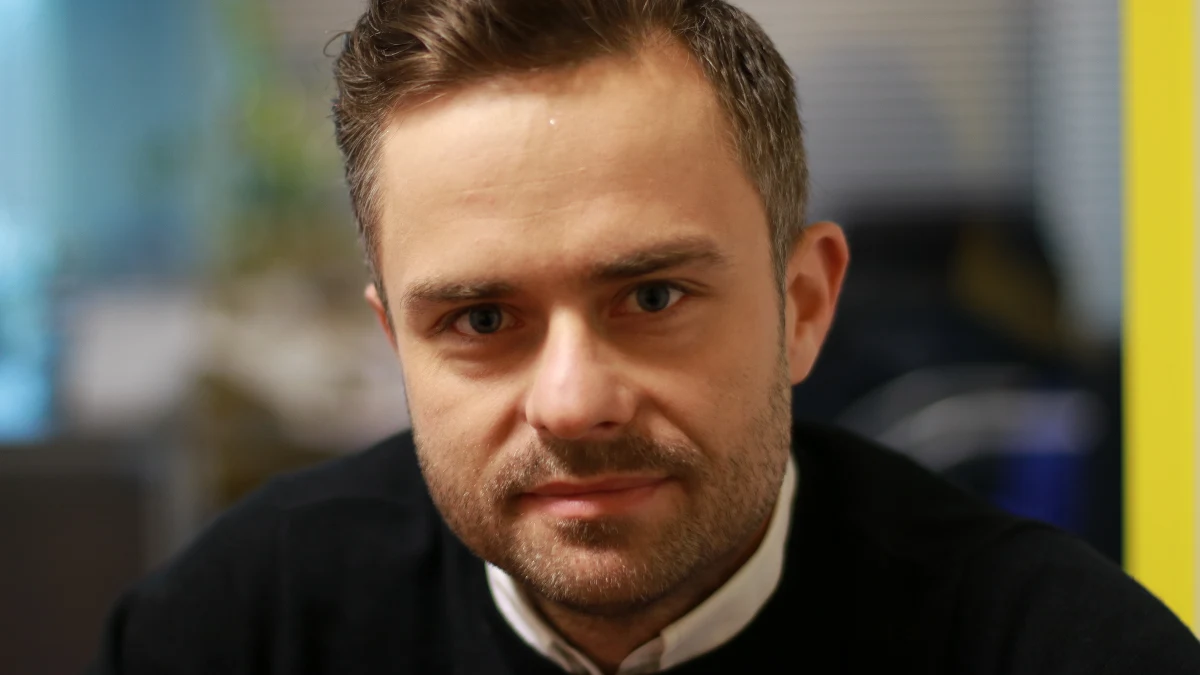 „Obecnie zawetowanie przez prezydenta ustawy o IPN jest niemożliwe ze względu na konflikt polityczny, jaki wyrządziłby w swoim obozie” – mówił w Porannej rozmowie w RMF FM były rzecznik Prawa i Sprawiedliwości Adam Hofman. „Jego (Andrzeja Dudy – przyp. red.) pozycja w tym prawicowym elektoracie zostałaby poważnie zachwiana (…) Nie ma wyboru, musi podpisać, ale też musi wziąć na siebie obowiązek próby wyprowadzenia Polski z tej sytuacji. To jest sytuacja lose-lose” – dodaje. „Trzeba powiedzieć sobie jasno: nawet jeśli w tej sprawie merytorycznie mamy prawo walczyć o swoje - bo prawda jest po naszej stronie - to w tej sytuacji nie ma to żadnego znaczenia. To co się wydarzyło na arenie międzynarodowej może zakończyć się tym, że za jakiś czas Donald Trump napisze tweeta, z którego nie będzie odwrotu. Że Polska bardzo fajny sojusznik, ale zawieszamy swoje sojusznicze zobowiązania do momentu wyjaśnienia sytuacji w relacjach Polska-Izrael” – zwraca uwagę Hofman. Według niego, w tym momencie rząd powinien się skupić na „łagodzeniu skutków tego kryzysu”.