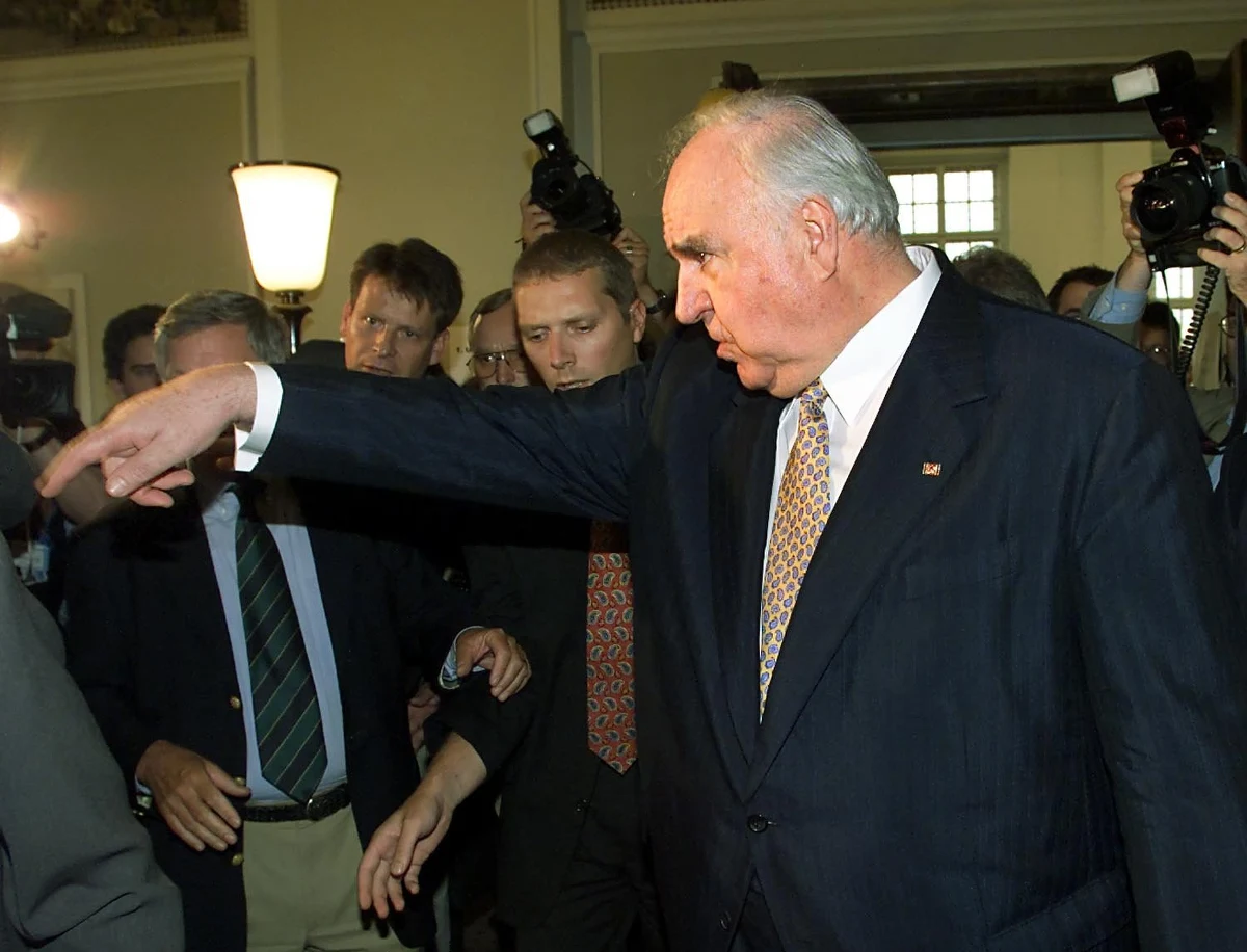 "Były kanclerz Niemiec Helmut Kohl jako początkujący polityk wspierał finansowo organizację pomagającą zbrodniarzom nazistowskim przebywającym w więzieniach" - poinformował niemiecki tygodnik "Der Spiegel", powołując się na nowo odkryte dokumenty.