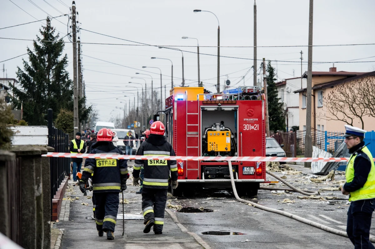 Grupa poszukiwawcza z Poznania z psami nie znalazła nikogo pod gruzami domu jednorodzinnego, który zawalił się w Bydgoszczy po wybuchu gazu. Wcześniej strażacy uratowali jedną osobę, którą przysypały walące się ściany. Informację o zdarzeniu dostaliśmy na Gorącą Linię RMF FM.