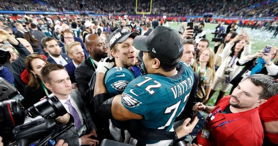 Zespół Philadelphia Eagles po raz pierwszy został mistrzem ligi futbolu amerykańskiego NFL. W niedzielnym Super Bowl na stadionie w Minneapolis pokonał walczących o szósty tytuł New England Patriots 41:33.