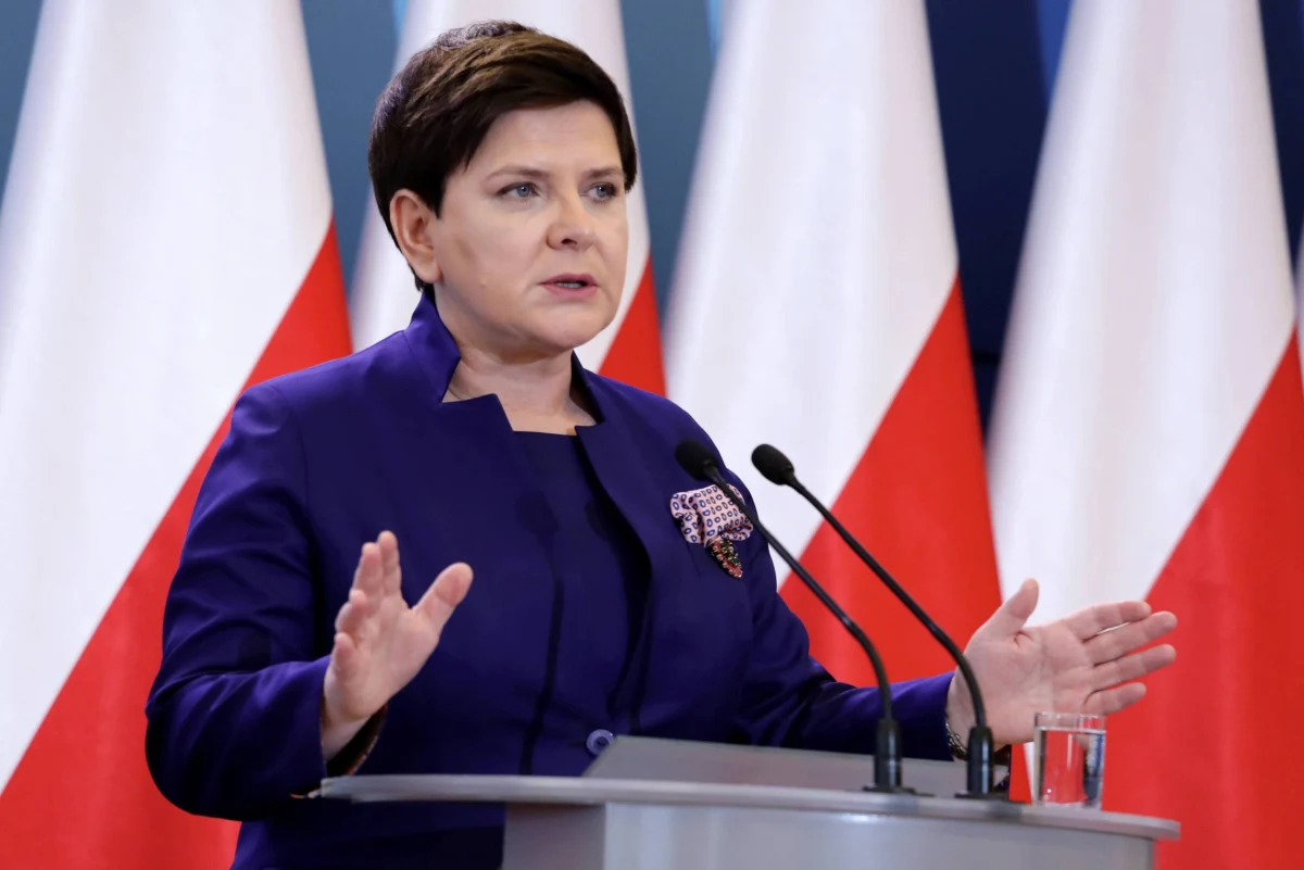 ​Dzisiaj nie można kierować się ambicjami i politycznymi sympatiami, nieważne, czy jesteś z obozu rządzącego, czy opozycji; ważne, czy bronisz Polski - napisała na Twitterze wicepremier Beata Szydło. Podkreśliła, że "Polska to nasz wspólny obowiązek".