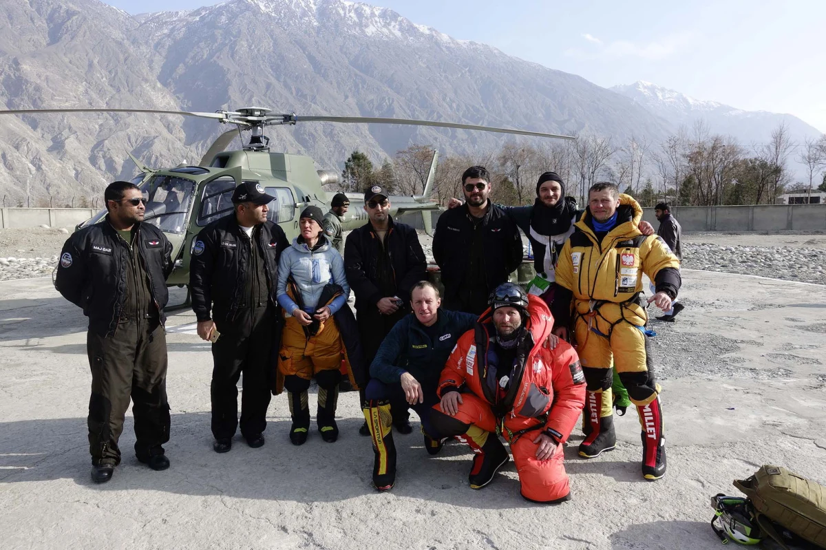 "Nie ma żadnych ustaleń odnośnie ataku szczytowego" - oświadczył kierownik narodowej wyprawy na niezdobyty zimą ośmiotysięcznik K2 (8611 m) Krzysztof Wielicki. Jak zaznaczył, obecnie wszelkie działania skupiają się na założeniu obozu trzeciego na wysokości ok. 6800 m.