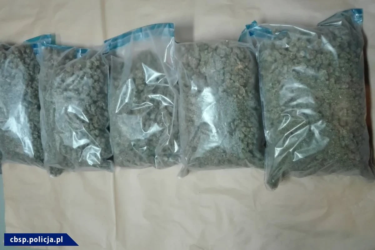 W Krakowie i okolicach policjanci CBŚP zatrzymali osoby handlujące narkotykami. Mężczyźni ci są powiązani ze środowiskiem pseudokibiców jednego z krakowskich klubów sportowych. 