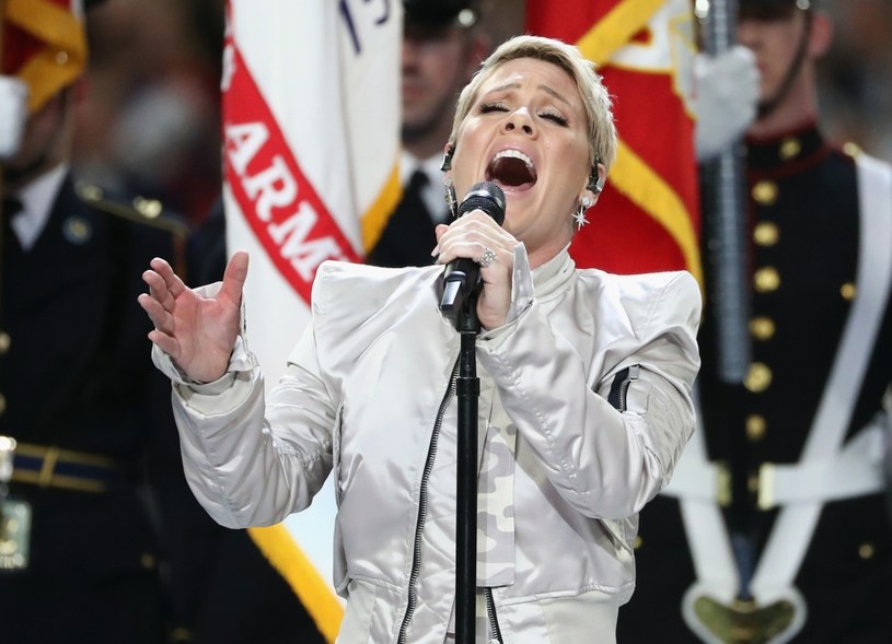 Nie brak głosów, że walcząca z grypą Pink śpiewająca hymn USA przebiła występ Justina Timberlake'a w przerwie meczu Super Bowl.