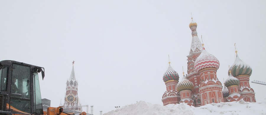 ​Na Moskwę spadła największa ilość śniegu od 100 lat, czyli od czasu, gdy zaczęto prowadzić obserwacje meteorologiczne. Spadło 44 centymetrów śniegu, miasto zostało sparaliżowane. Władze przyznały, że odśnieżanie miasta zajmie 9 dni, ale synoptycy zapowiadają, że opady śniegu nie ustaną - informuje dziennikarz RMF FM Przemysław Marzec. 