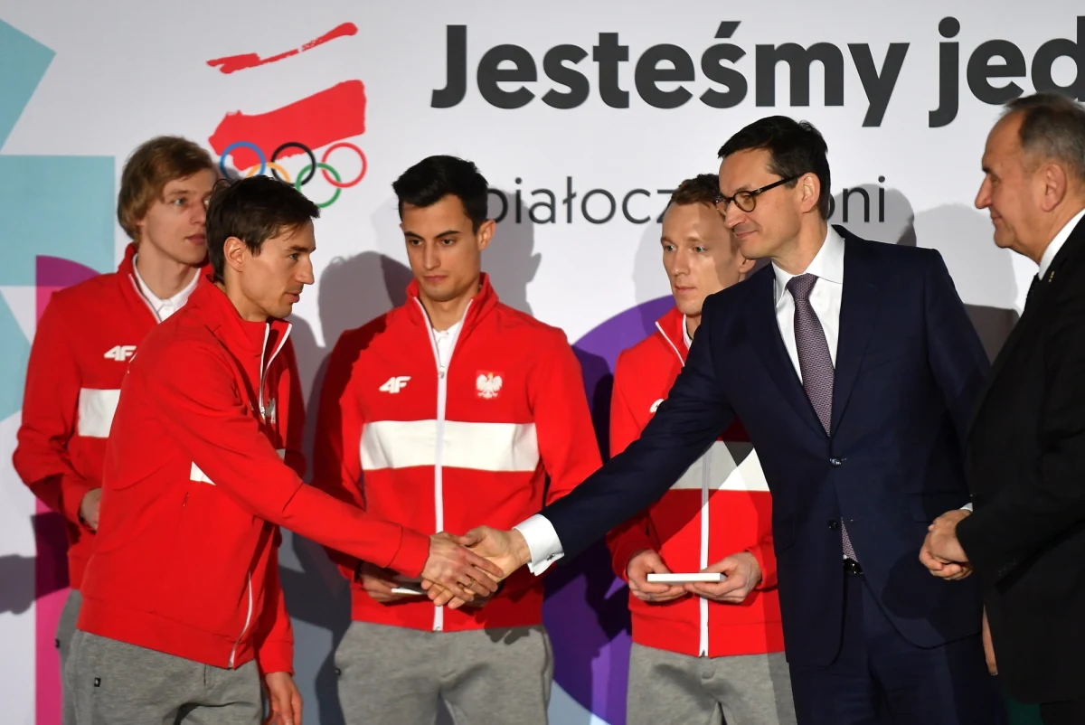 Pięciu skoczków narciarskich, dwoje reprezentantów Polski w łyżwiarstwie figurowym oraz ich sztaby złożyli w Centrum Olimpijskim w Warszawie ślubowanie przed wyjazdem do Pjongczangu na zimowe igrzyska. "Jesteście naszą wielką nadzieją, jesteście naszą główną Ligą Mistrzów" - powiedział wcześniej premier Mateusz Morawiecki podczas spotkania w KPRM z kadrą skoczków narciarskich.