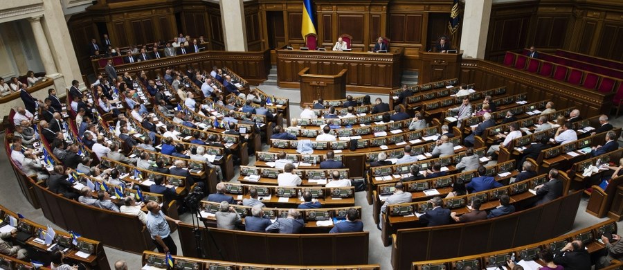 Przyjęta przez parlament RP ustawa o IPN, która dopuszcza karanie za zaprzeczanie zbrodniom ukraińskich nacjonalistów, otwiera drogę do manipulacji i prowadzi do nasilenia tendencji antyukraińskich w Polsce - głosi projekt oświadczenia parlamentu Ukrainy. Dokument, do którego dotarła w poniedziałek PAP, ma być rozpatrywany na wtorkowym posiedzeniu Rady Najwyższej Ukrainy. Zdaniem ukraińskich deputowanych, nowelizacja ustawy o IPN zawiera "wykrzywione pojęcie" ukraińskiego nacjonalizmu, co pozwoli na manipulowanie tym terminem i wzmocni nastroje antyukraińskie w Polsce. "Otwarty dialog, swobodna wymiana myśli i wolność akademicka znalazły się pod groźbą postępowań karnych, co przeczy wartościom demokratycznym" - czytamy w projekcie.
