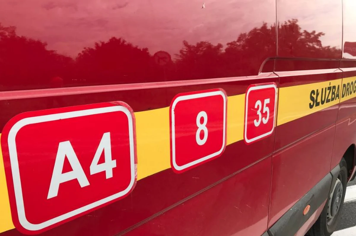 Jedna osoba została lekko ranna w karambolu na dolnośląskim odcinku A4. Na wysokości węzła Lubiatów w kierunku Zgorzelca zderzyło się 12 samochodów.