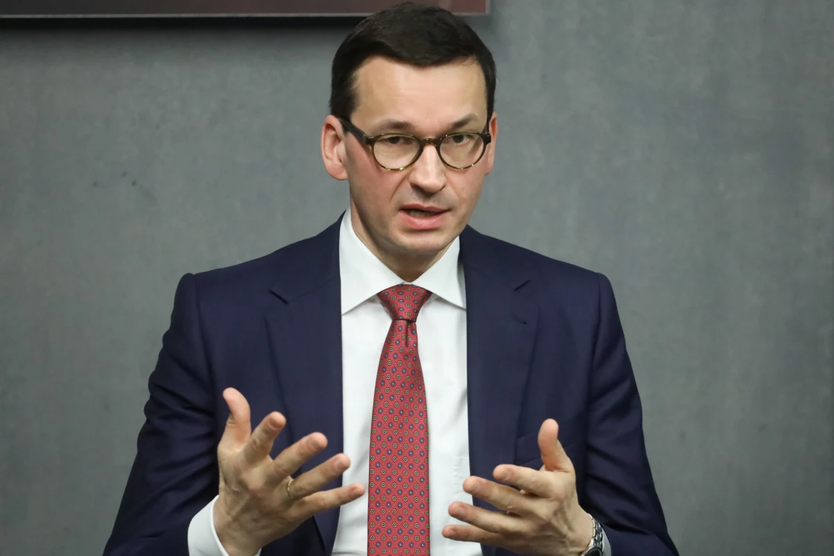 Każde poważne państwo musi dbać o swoją historię, dbać o swoją reputację i o prawdę historyczną; polska historia, która powinna być królową pamięci świata, stała się w ostatnich 25 latach wygodnym chłopcem do bicia - powiedział premier Mateusz Morawiecki. Morawiecki podczas konferencji Polityki Insight "Ryzyka i Trendy" w Warszawie odniósł się w poniedziałek do dyskusji, jaką wywołała nowelizacja ustawy o IPN. Wskazał, że pojawiła się taka narracja, że powinniśmy bronić, naszej racji stanu i albo nie wdrażać rozwiązań dot. zakazywania mówienia o "polskich obozach zagłady" lub właśnie wdrożyć te rozwiązania.