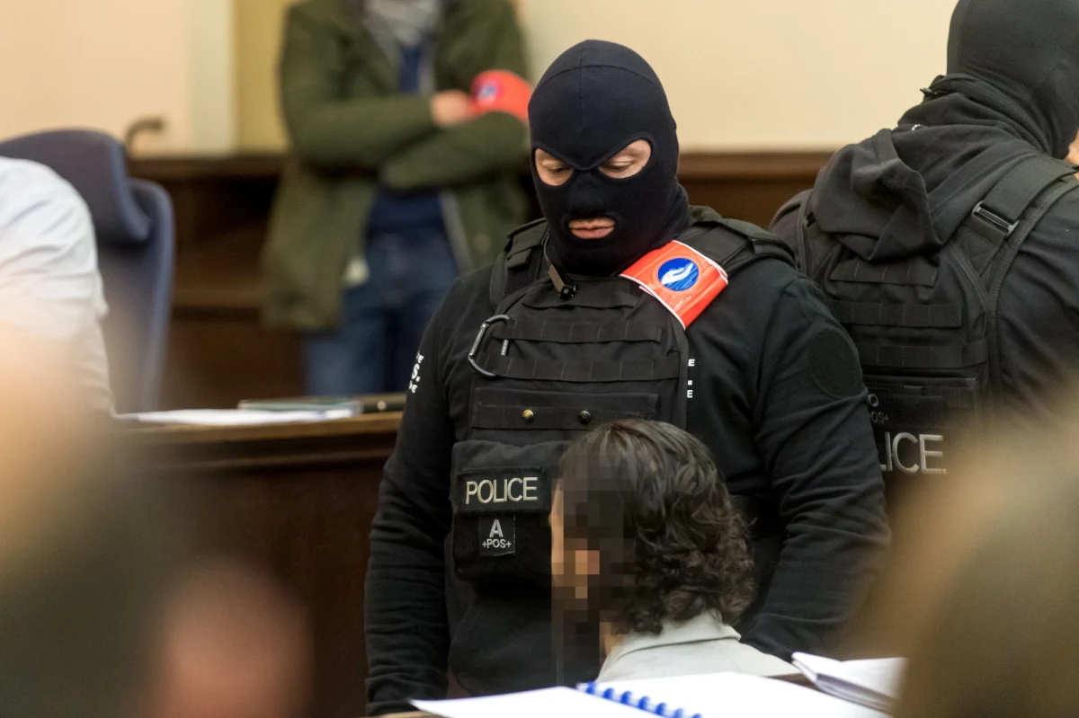 Salah Abdeslam, ostatni żyjący członek grupy dżihadystów, która zaatakowała Paryż w 2015 roku, odmówił w pierwszym dniu swego procesu w Brukseli odpowiedzi na pytania sądu. Proces dotyczy strzelaniny z policją w stolicy Belgii w marcu 2016 roku. "Nie chcę odpowiadać na pytania" - oznajmił Abdeslam, gdy sędzia Marie-France Keutgen poprosiła go o potwierdzenie tożsamości. Już wcześniej 28-latek nie chciał nic zdradzać śledczym.