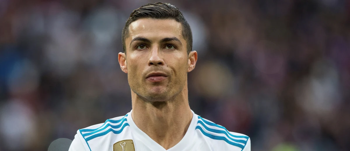 Ma blisko 123 mln fanów na Facebooku, 120 mln obserwujących na Instagramie i 860 tys. na Twitterze. Jest jednym z najlepszych piłkarzy w historii, jednym z najlepiej zarabiających i najpopularniejszych sportowców. To człowiek, którego imię i nazwisko znają wszyscy. Cristiano Ronaldo w poniedziałek, 5 lutego, obchodził 33. urodziny. I właśnie z tej okazji rozmawiamy z Maciejem Leszczyńskim z portalu RealMadryt.pl. Jak Ronaldo zmienił się na przestrzeni lat? Jak trudne dzieciństwo wpłynęło na jego charakter i karierę oraz jaki jest naprawdę? Przeczytajcie!