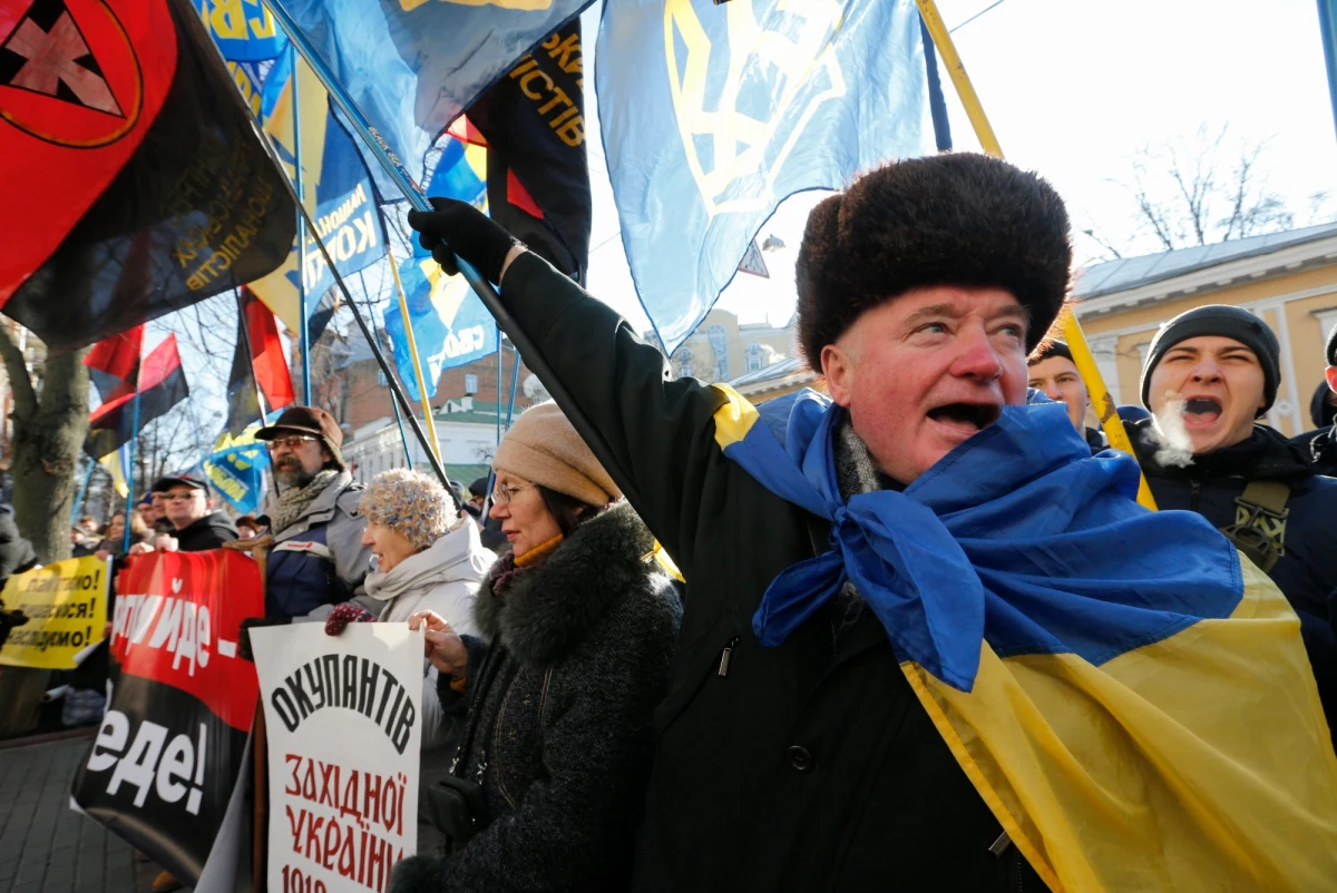 Nacjonaliści z partii Swoboda i innych ugrupowań pikietowali polskie placówki dyplomatyczne na Ukrainie. Protestowali przeciwko nowelizacji ustawy o IPN, która dopuszcza karanie za zaprzeczanie zbrodniom ukraińskich nacjonalistów.