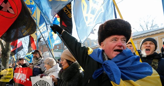 Nacjonaliści z partii Swoboda i innych ugrupowań pikietowali polskie placówki dyplomatyczne na Ukrainie. Protestowali przeciwko nowelizacji ustawy o IPN, która dopuszcza karanie za zaprzeczanie zbrodniom ukraińskich nacjonalistów.