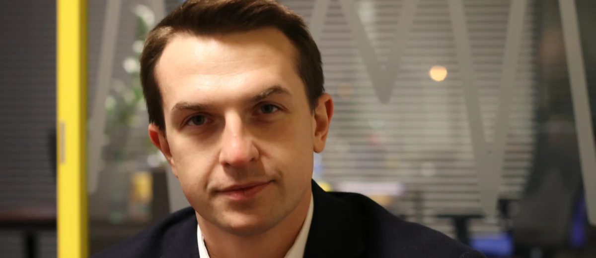 "Minister spraw zagranicznych powinien pilnie prosić o spotkanie z prezydentem i doradzić mu zawetowanie ustawy (o IPN – przyp. red.)" - mówi w Popołudniowej rozmowie w RMF FM Adam Szłapka z Nowoczesnej. "To pozwoliłoby elegancko politykom partii wybrnąć z tego obecnego kryzysu" - twierdzi gość Marcina Zaborskiego. "Faktycznie można powiedzieć: mądry Polak po szkodzie, bo mało kto przewidział aż tak potężną reakcję międzynarodową na tę nowelizację" - przyznaje Szłapka. Według niego ustawa była obliczona na użytek wewnętrzny, na wyścig PiS-u z Kukiz’15. Szłapka przyznaje, że na razie Nowoczesna tylko apeluje w mediach do prezydenta o zwołanie Rady Bezpieczeństwa Narodowego. "Nowoczesna faktycznie proponuje alternatywę dla programu 500 plus. Nasz program zachęca do aktywności zawodowej" - tak o programie "Aktywna rodzina", który zakłada, że każda rodzina dostawałby 250 zł na dziecko, mówi Szłapka. "Teraz sytuacja jest niesprawiedliwa - osoby, które mają jedno dziecko, nie otrzymują żadnego wsparcia, osoby, które są w bardzo wysokim progu podatkowym, otrzymują takie samo wsparcie" - uważa gość Marcina Zaborskiego. Przyznaje równocześnie, że rodziny z trójką i większą liczbą dzieci będą dostawać mniej pieniędzy. 