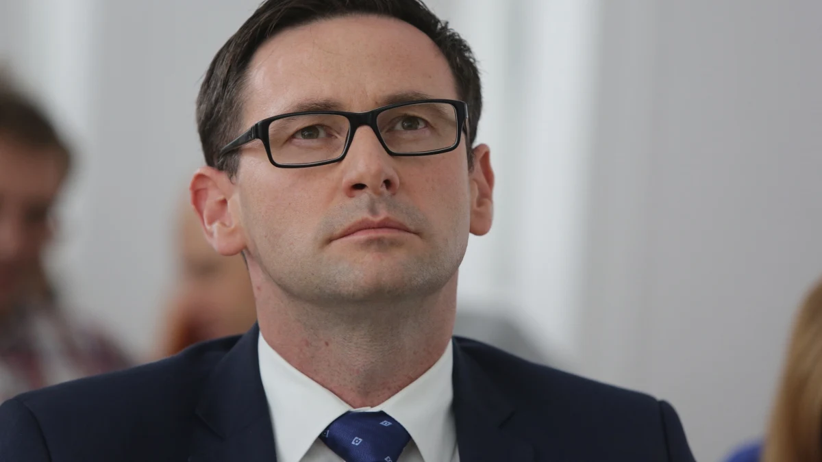 Wojciech Jasiński traci stanowisko. Nowym prezesem Orlenu jutro zostanie Daniel Obajtek. Jasiński, kiedyś minister skarbu w rządzie  Jarosława Kaczyńskiego, uważany jest za człowieka bliskiego prezesowi PiS. Obajtek, dotychczasowy prezes Energi, również publicznie został obdarzony dowodami zaufania szefa Prawa i Sprawiedliwości. 