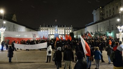 "Zdejmij jarmułkę, podpisz ustawę" vs "Faszyzm stop!". Dwie demonstracje przed Pałacem