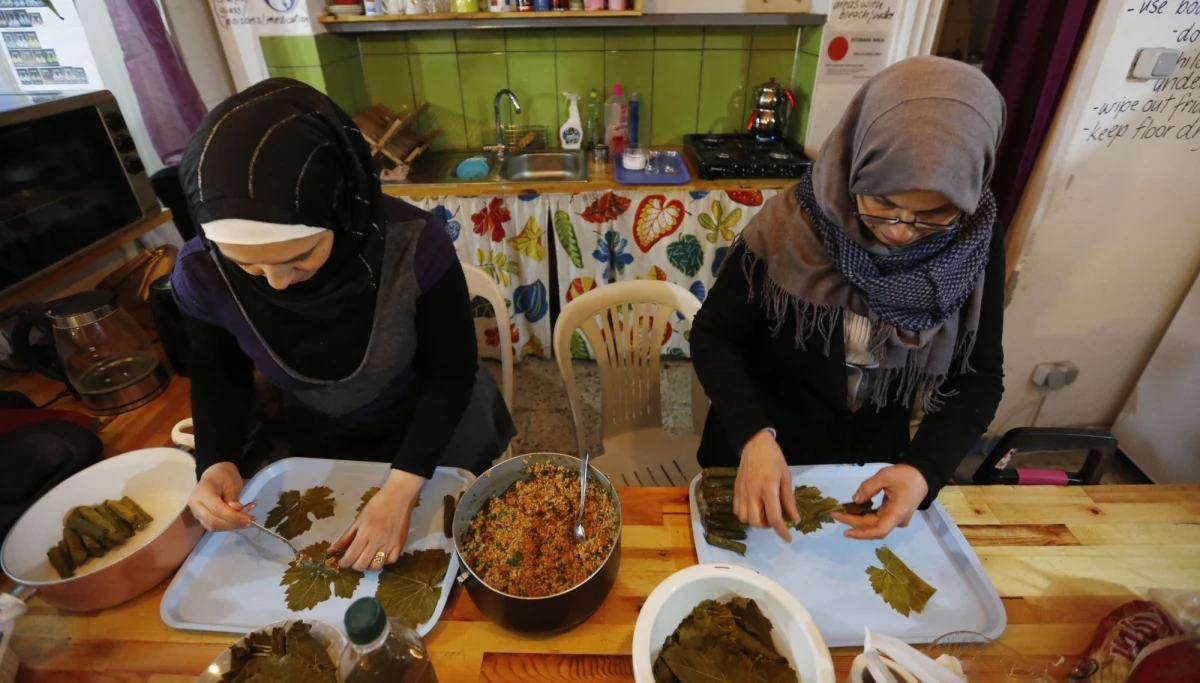 ​Turecki departament ds. religijnych nie zaleca używania lewej ręki podczas spożywania pokarmów. W oficjalnym komunikacie zaznaczono, że "demony używają lewej ręki podczas jedzenia i picia".
