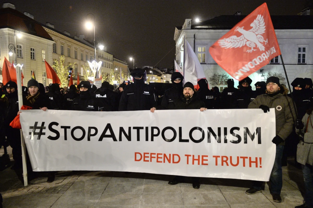 ​Szczerze przepraszam za wprowadzenie "narodowców" do Sejmu; hasło "zdejmij jarmułkę - podpisz ustawę" to retoryka przedwojennych bojówek skrajnej prawicy - napisał w mediach społecznościowych lider Kukiz'15 Paweł Kukiz, odnosząc się do poniedziałkowej manifestacji środowisk narodowych.