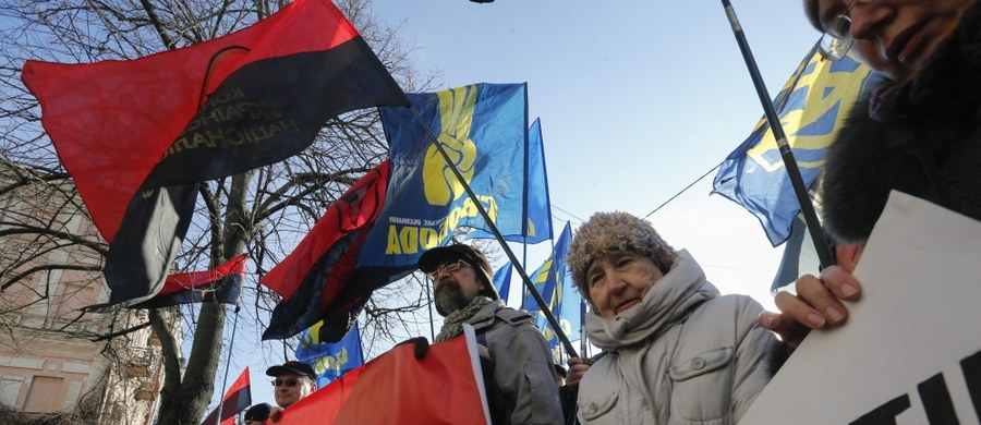 Ukraińska Rada Najwyższa przyjęła oświadczenie przeciwko polskim przepisom antybanderowskim - chodzi o nowelizację ustawy o IPN. Napisano w nim, że Rada kategorycznie nie przyjmuje podejmowanych przez stronę polską prób zrównania działań wszystkich bojowników o niepodległość Ukrainy ze zbrodniami nazistów i sowietów. Wcześniej były szef resortu obrony Ukrainy ostrzegał przed poważnym konfliktem.