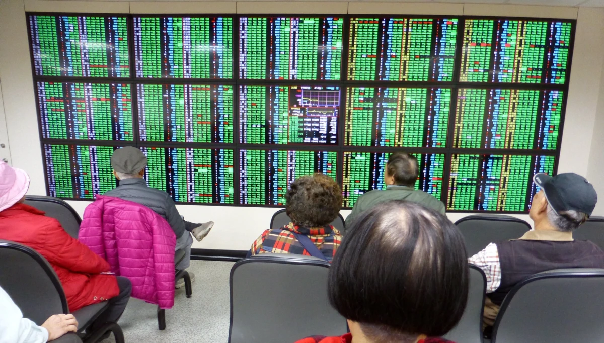 Giełdy w zachodniej Europie wyglądają jak czerwone morze. Na wszystkich parkietach w regionie spadki indeksów sięgają 2,5-3 i więcej procent - podają maklerzy. Problemy są także w Polsce. Wcześniej spadki odnotowano także w Stanach Zjednoczonych i w Azji. 