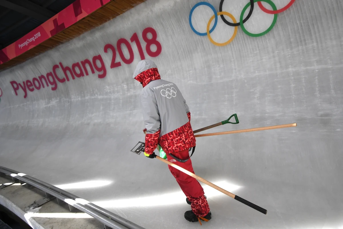 ​Ponad 1200 agentów ochrony z powodu epidemii zostało wykluczonych z pracy podczas rozpoczynających w piątek igrzysk w Pjongczangu - poinformowali organizatorzy. Jak podano, zostaną oni zastąpieni przez 900 żołnierzy.