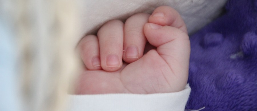 Lekarzom nie udało się uratować miesięcznej dziewczynki, która w ciężkim stanie trafiła do szpitala, po tym, jak we wtorek nad ranem, jej matka rzucała nią o ziemię i podduszała. Dziecko zmarło w szpitalu. 