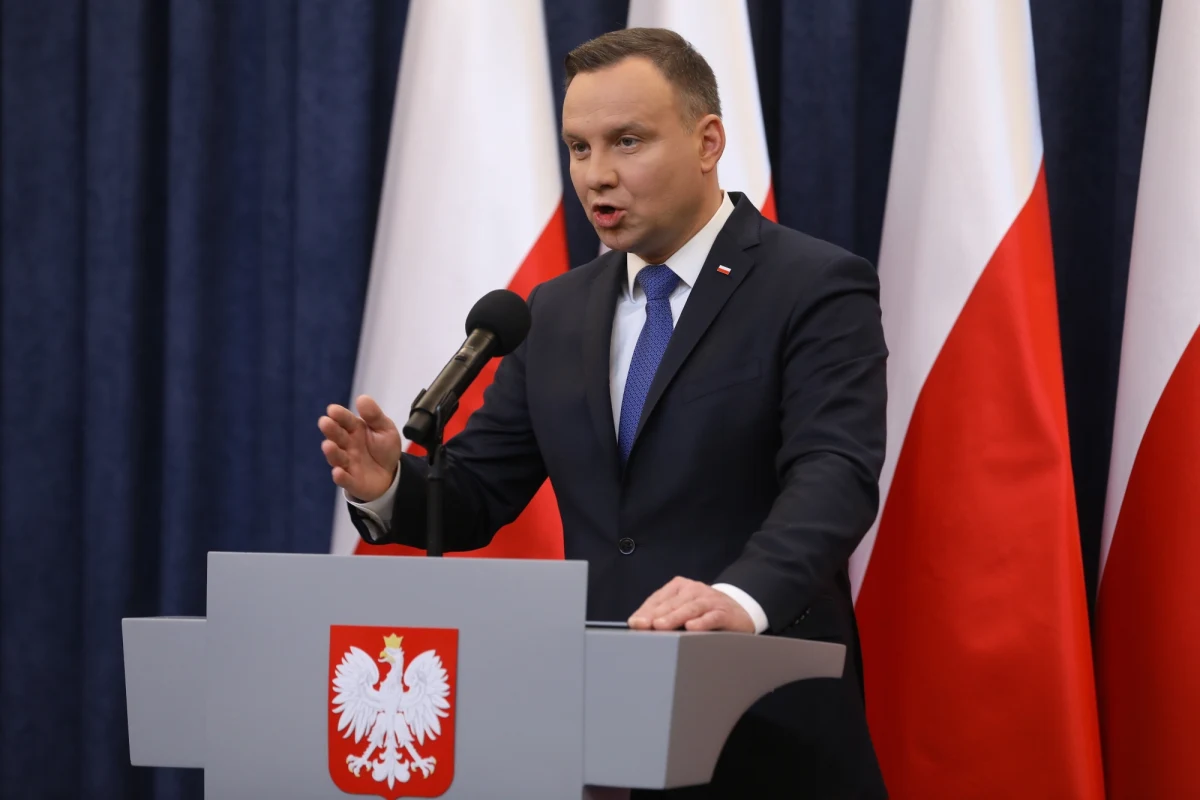 Prezydent Andrzej Duda podjął decyzję, że podpisze ustawę o IPN, a następnie odeśle ją do Trybunału Konstytucyjnego. "Nowelizacja ustawy o IPN, to nie jest nowa ustawa; prowadziłem rozmowy na jej temat już przeszło rok temu, także w Izraelu, było oczekiwanie, że przepisy nie będą blokowały działalności artystycznej i naukowej, takie wyłączenie zostało wprowadzone" - powiedział wcześniej Andrzej Duda.