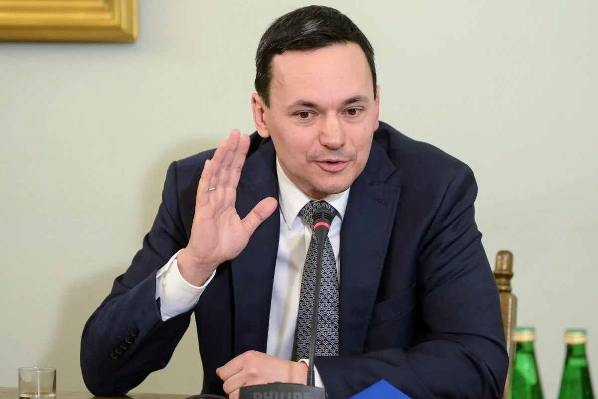 "W czerwcu 2012 rozmawiałem z premierem Donaldem Tuskiem nt. Amber Gold w związku z notatką ABW. Moja rekomendacja brzmiała, że w tej sprawie premier nie ma nic do zrobienia, należy zapewnić działania służb i ich koordynację" - zeznał przed sejmową komisją śledczą były szef MSW Jacek Cichocki.