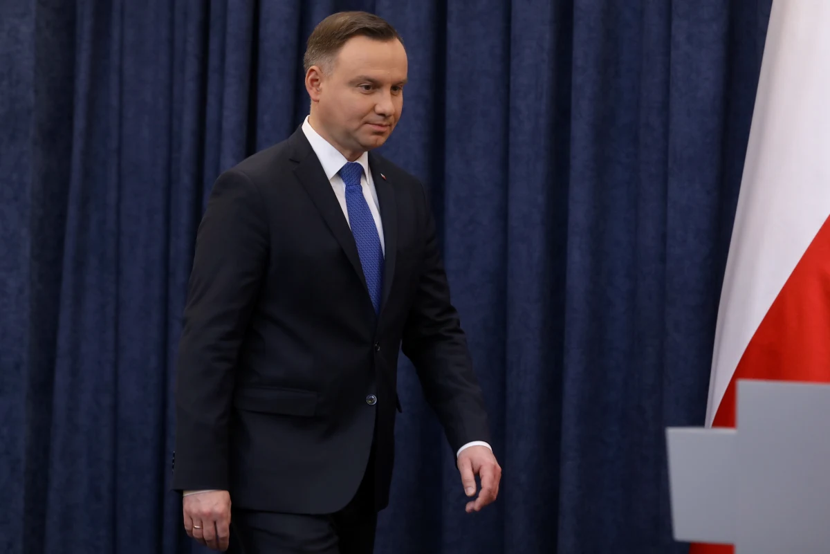 Decyzja prezydenta Andrzeja Dudy o podpisaniu noweli o IPN jest zła; wynika ona z nacisków partyjnych z Nowogrodzkiej, a także nacisków narodowców i antysemitów - stwierdził szef klubu PO Sławomir Neumann. Jego zdaniem stanowisko prezydenta "pogłębi kryzys dyplomatyczny".
Prezydent poinformował we wtorek, że po analizie sytuacji i po analizie proponowanych przepisów, zdecydował się podpisać nowelizację ustawy o IPN; jednocześnie skierował ją do Trybunału Konstytucyjnego. 
"Decyzja pana prezydenta jest decyzją złą, jest decyzją, która wynika z nacisków partyjnych z Nowogrodzkiej, a także z nacisków narodowców i antysemitów" - powiedział Neumann na konferencji prasowej w Sejmie.
