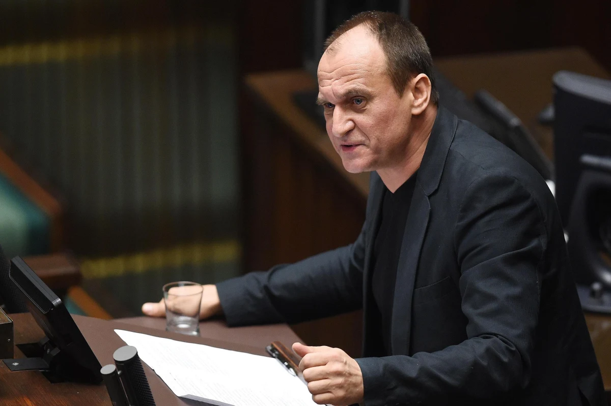 Uważamy, że prezydent podjął dobrą decyzję; dobrze, że ucina się spiralę wzajemnych animozji - powiedział we wtorek Paweł Kukiz, lider ruchu Kukiz'15, po ogłoszeniu przez prezydenta Andrzeja Dudę decyzji o podpisaniu noweli ustawy o IPN i skierowaniu jej do TK w trybie następczym.
Prezydent poinformował we wtorek, że podjął decyzję o podpisaniu nowelizacji ustawy o IPN; jednocześnie zdecydował, że skieruje ustawę w trybie następczym do TK.