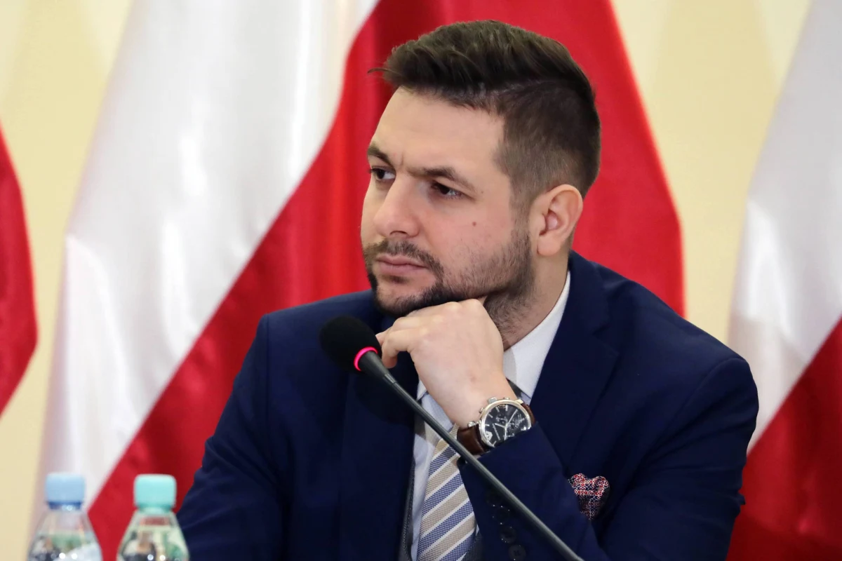 ​Dziękuję prezydentowi za akceptację ustawy i słowa, że przepisy są dobre; skierowanie do TK da nam czas na dialog z partnerami - w ten sposób decyzję Andrzeja Dudy ws. nowelizacji ustawy o IPN skomentował wiceminister sprawiedliwości Patryk Jaki. Wiceminister poinformował także, że Ministerstwo Sprawiedliwości uruchomiło stronę internetową "German Death Camps - Not Polish", gdzie m.in. tłumaczone są wszystkie powody związane z wprowadzeniem nowelizacji ustawy o IPN. "Mamy obowiązek zadbać o wizerunek Polski za granicą" - zaznaczył.