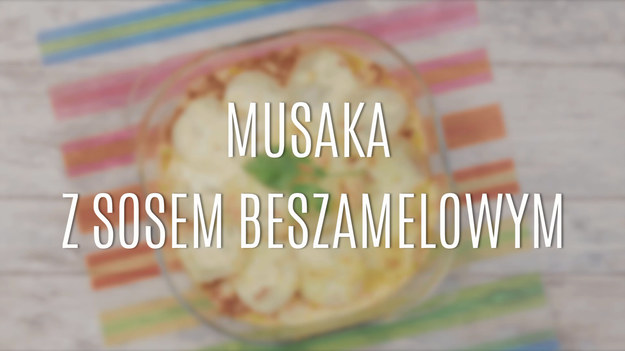 Musaka to rodzaj greckiej zapiekanki z bakłażanem, mielonym mięsem i pomidorami. Aby podkreślić pyszny smak musaki wystarczy dodać sosu beszamelowego, który sprawi, że danie stanie się bardziej kremowe. Musaka z sosem beszamelowym to świetny przepis na rozgrzewający obiad dla ciebie i twoich najbliższych!