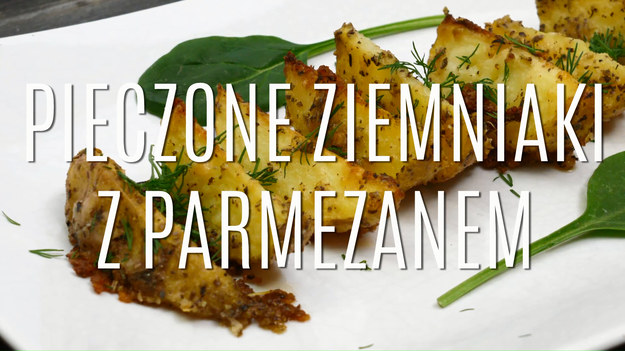 Pieczone ziemniaki z parmezanem to nie tylko doskonały pomysł na dodatek do dania głównego. Wyśmienicie sprawdzą się również solo. Parmezan dodaje pieczonym ziemniakom smaku i niezwykłego aromatu. Podczas pieczenia na ziemniakach wytwarza się również pyszna, chrupiąca skórka z parmezanu. Grzech nie spróbować!