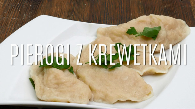 Pierogi kojarzą nam się zwykle z tym, co przyrządzała nam w domu babcia. Pierogi ruskie, z serem, z kapustą i grzybami, czy pierogi z jagodami. Od niedawna modne stały się rozmaite wariacje na temat pierogów, a teraz nadeszła pora na…. Pierogi z krewetkami! Choć w pierwszym momencie połączenie pierogów i krewetek nie wydaje się dobrym pomysłem, to ta mieszanka okazuje się być prawdziwym rajem dla naszego podniebienia. Nie wierzysz? Spróbuj!