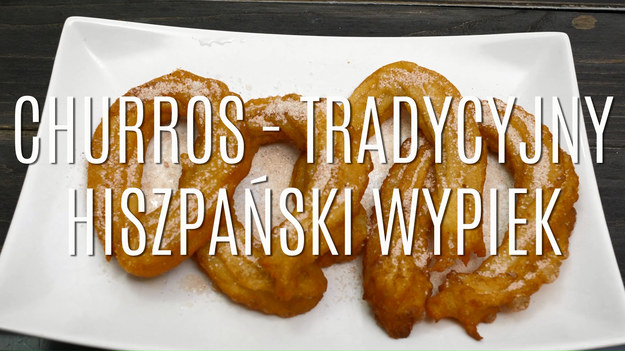 Churros to tradycyjny hiszpański wypiek, często nazywany hiszpańskim pączkiem. Tradycyjny wypiek często podawany jest w formie słodkiego śniadania z gorącą czekoladową masą. Churros to po prostu hiszpański deser z ciasta parzonego, smażony na głębokim oleju. Szukasz nieskomplikowanej, słodkiej przekąski? Churros na pewno cię zachwyci.