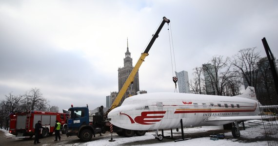Przy Placu Defilad w Warszawie powiatowy inspektor nadzoru budowlanego rozpoczął rozbiórkę samolotu, w którym mieściła się restauracja. Za wszystko zapłaci miasto.