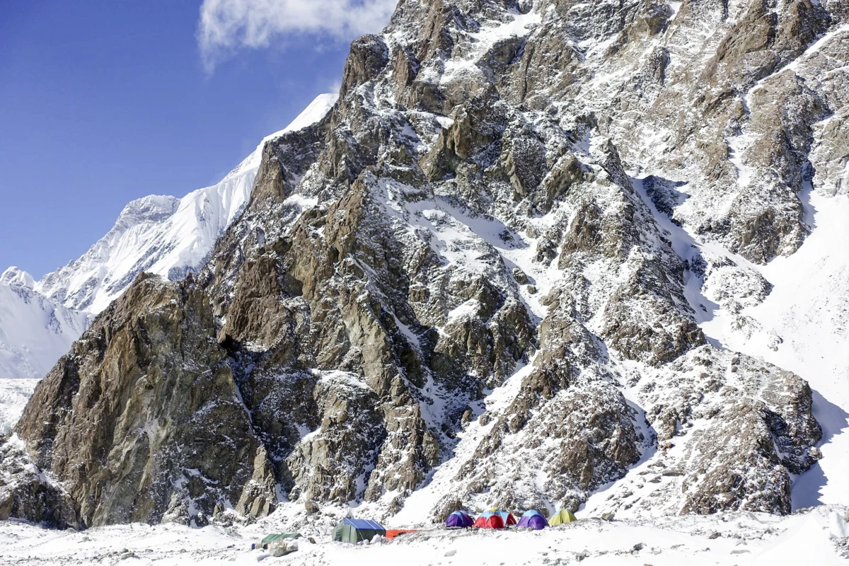 Wiatr rozdaje karty na K2: we wtorek zmusił do powrotu do bazy Marcina Kaczkana, Denisa Urubkę i Dariusza Załuskiego. Jedynie Maciej Bedrejczuk zdecydował się spędzić noc w obozie pierwszym - takie informacje przekazał Krzysztof Wielicki, kierownik narodowej zimowej wyprawy na K2 (8611 m). To jedyny niezdobyty dotąd zimą ośmiotysięcznik.