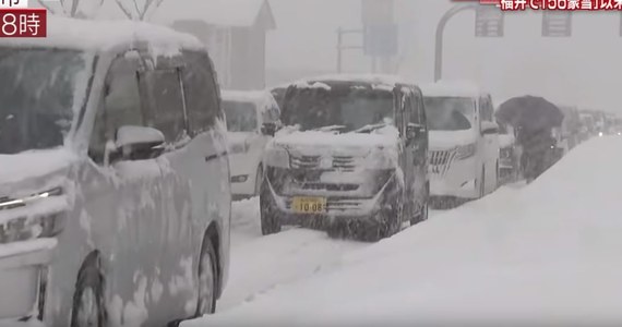 Około 1,4 tys. samochodów zostało w środę unieruchomionych na głównej drodze prefektury Fukui w środkowej Japonii z powodu obfitych opadów śniegu. Zablokowane pojazdy utworzyły kolejkę o długości 10 km - pisze w środę agencja Kyodo.