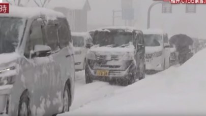 Potężna śnieżyca w Japonii. Ponad tysiąc samochodów utknęło na głównej drodze