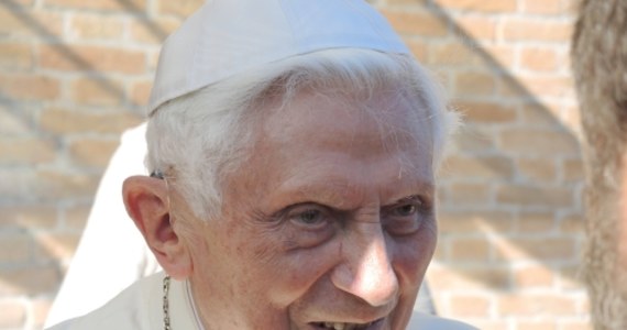 "Pielgrzymuję do Domu" - napisał emerytowany 90-letni papież Benedykt XVI w liście do rzymskiej redakcji "Corriere della Sera". Publicysta dziennika Massimo Franco, do którego adresowany jest ten złożony z dziewięciu linijek list, wyjaśnił czytelnikom, że w związku ze zbliżającą się rocznicą abdykacji redakcja postanowiła zwrócić się do emerytowanego papieża z pytaniem o jego zdrowie i samopoczucie.