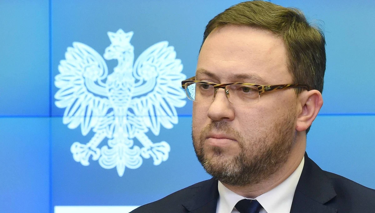 ​Polski zespół ds. kontaktów z Izraelem wciąż bez kontaktu ze swoim izraelskim odpowiednikiem. Jak ustalił reporter RMF FM, pięcioosobowa grupa kierowana przez wiceszefa MSZ Bartosza Cichockiego, oficjalnie nie poznała nazwisk osób, które miałyby zasiadać w zespole reprezentującym Izrael. Z tego też powodu polski zespół nie planuje posiedzenia w najbliższym czasie. Decyzja o powołaniu roboczych grup zapadła po telefonicznej rozmowie premierów obu krajów. Współpraca miała być jednym ze sposobów złagodzenia dyplomatycznego konfliktu po uchwaleniu ustawy o IPN.