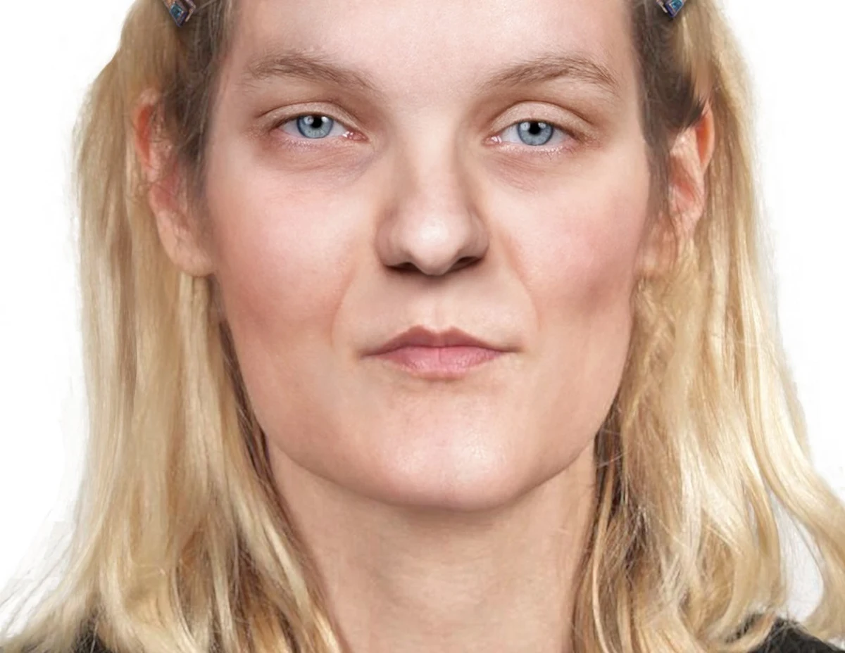 Warszawscy policjanci proszą o pomoc w ustaleniu tożsamości kobiety, której ciało znaleziono w jednym z garaży. Opublikowali w sieci portret pokazujący, jak mogła wyglądać za życia. 